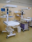 Operační sál - vyhřívaná lůžka pro ošetření novorozence